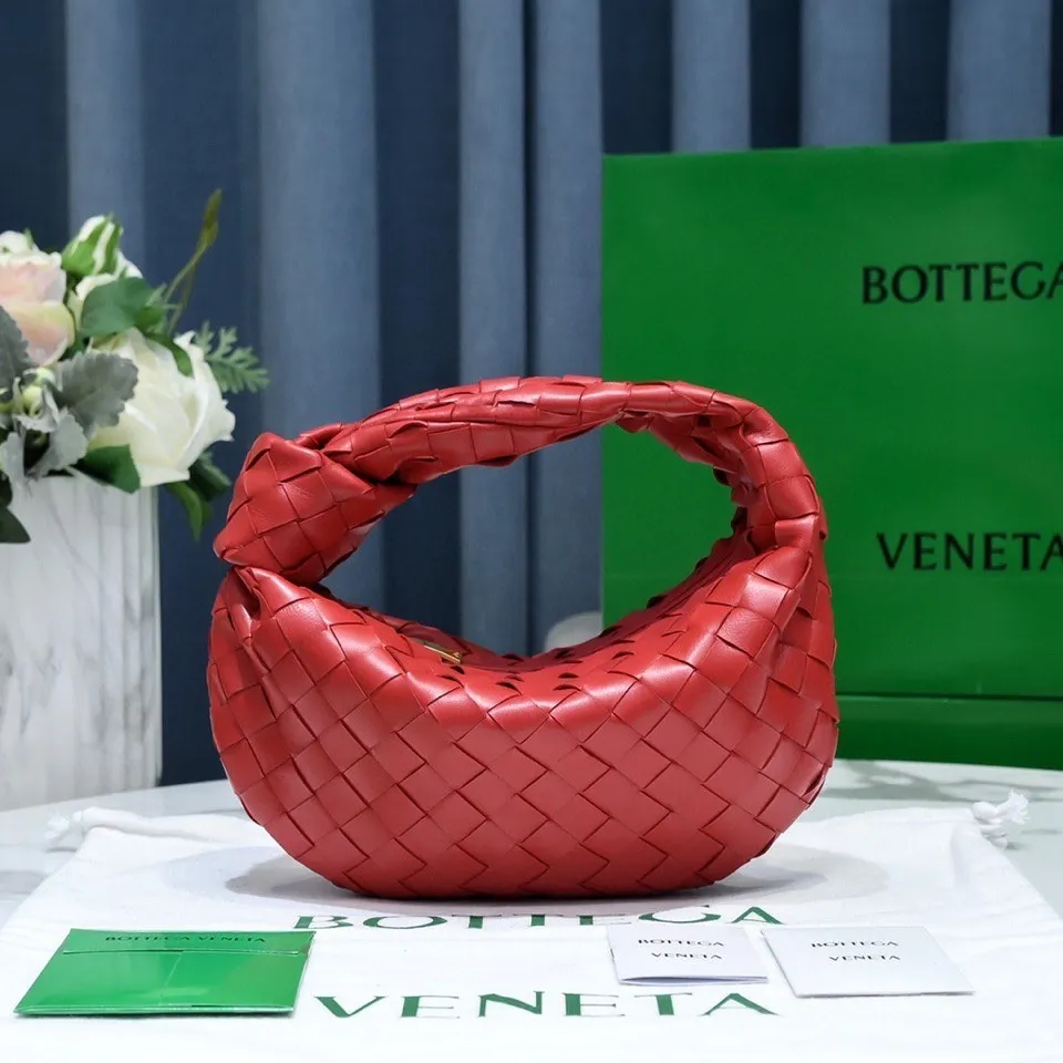 Batch 1120 BV Bottega Veneta's new early spring women's MINI JODIE handbag BV bag 🔥The new method is based on the original rounded corners, knotted with classic woven leather round hobo bag, The most iconic triangular pull-out design, using sheepskin draped soft shape, is super suitable for concave shapes~ Jodie feels really gentle to people, and is definitely the best item for daily matching. It has the same weave, new elements and twists, is compact and versatile, and is the new favorite of street style Internet celebrities! Dimensions: 23x28x8 Model: 6699-1